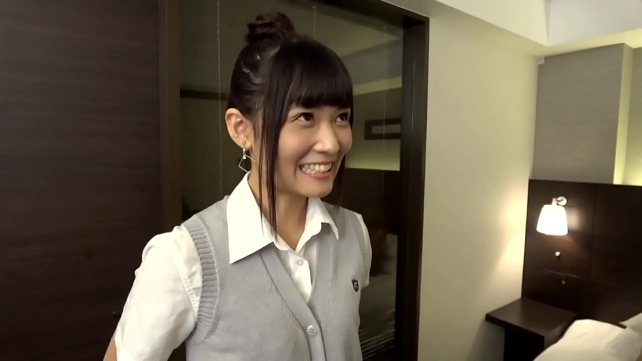 パイパン貧乳人妻がJK制服コスプレで中出し不倫するエロ動画