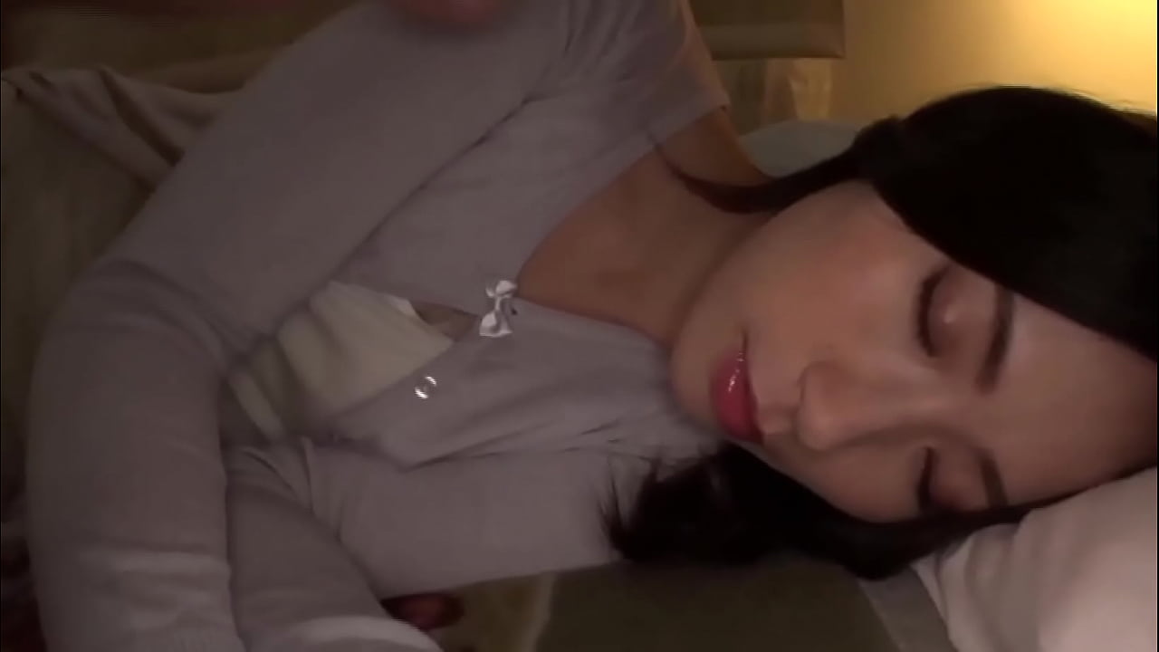 三十路の人妻熟女が両手拘束で突かれる夜這いセックス