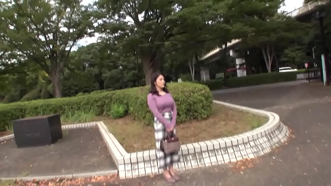 四十路の巨乳人妻が大量潮吹きする生ハメ中出し不倫セックス