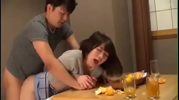 夫が眠ってる間に若妻が友達と淫らな行為で中出し不倫セックス | 無料エロ動画