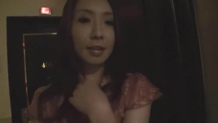 三十路人妻が家計のために秘密のアルバイトでハメ撮り中出し不倫 | 無料エロ動画