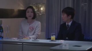 卒業を機に童貞連れ子と美熟女義母の筆おろし家庭内不倫セックス
