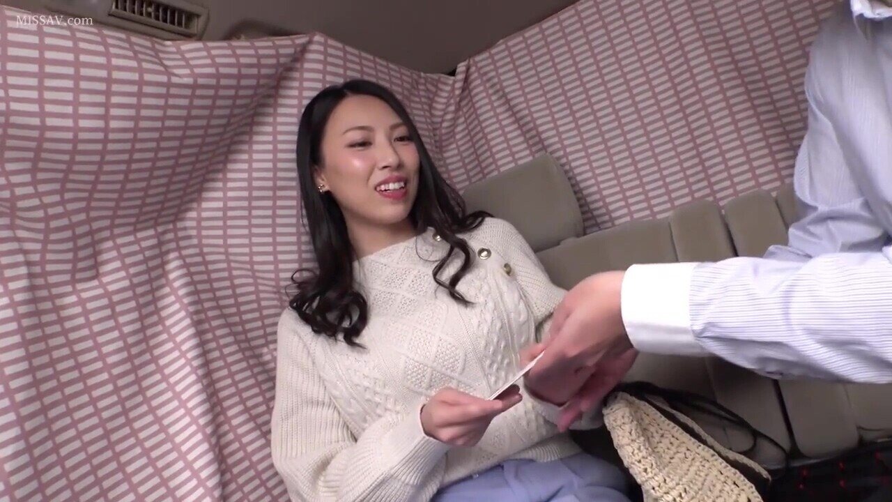 欲求不満なセレブ人妻が生ハメ中出しで乱れまくるエロ動画
