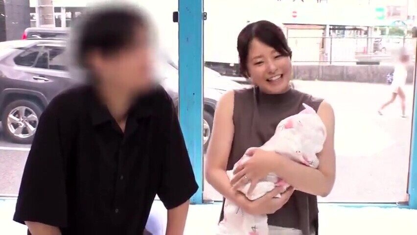 子持ちの美熟女人妻が中出し不倫でNTR堕ちするエロ動画