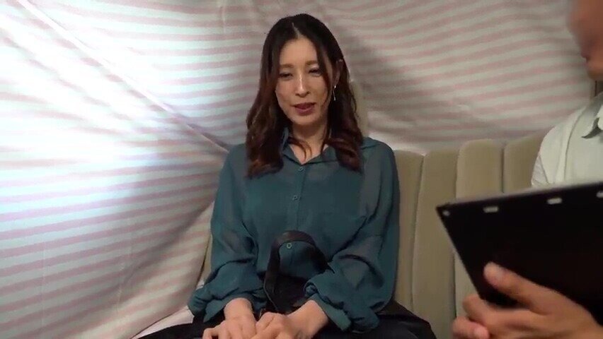 巨乳スレンダーな四十路美魔女奥様の中出し3Pセックス
