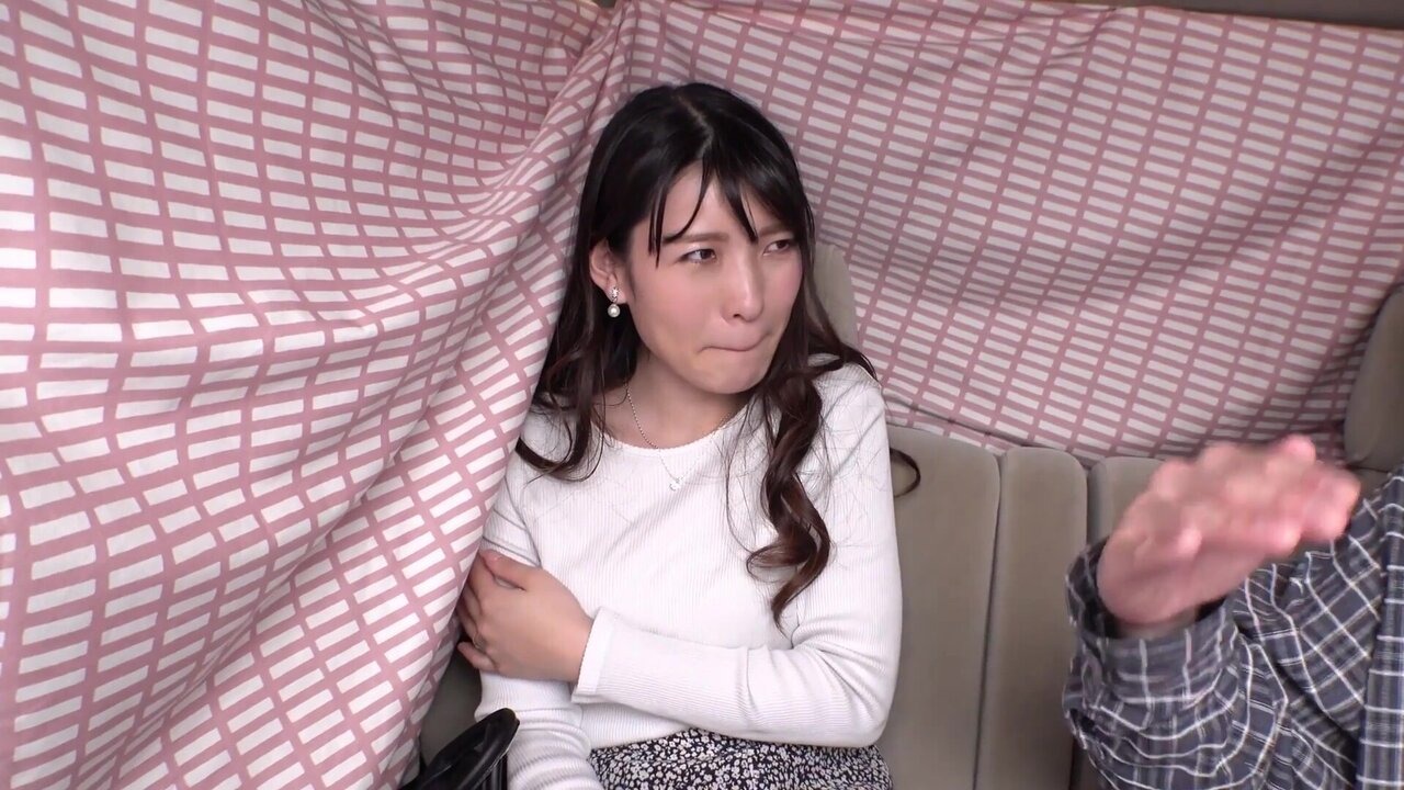 スレンダー美女人妻が興奮の中出し不倫で痙攣絶頂するエロ動画