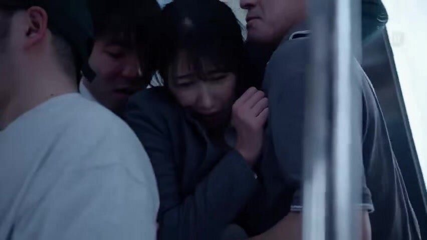 スレンダーな人妻美熟女が男達に囲われ犯される電車痴漢エロ動画