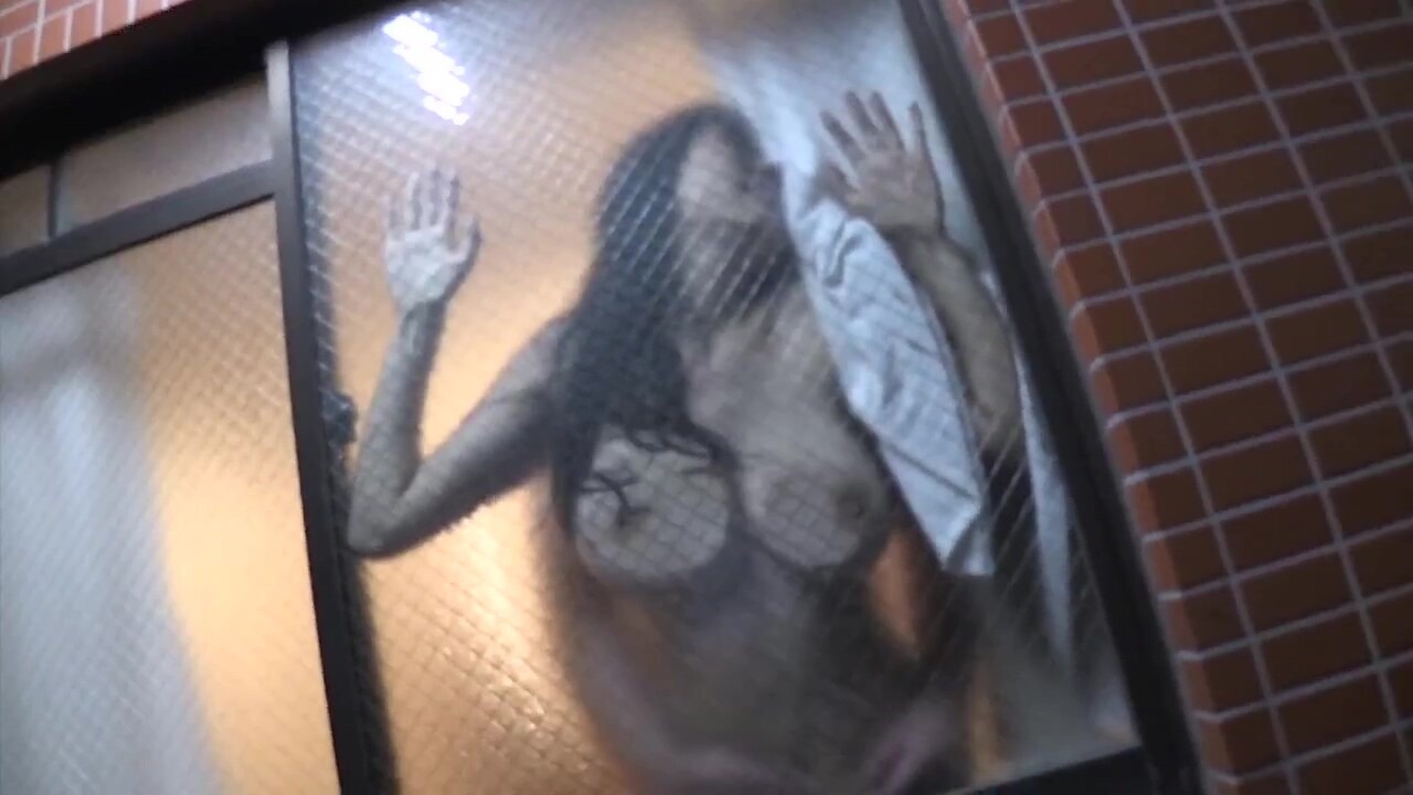 家に押し入り巨乳人妻を中出しで犯す鬼畜レイプ輪姦エロ動画